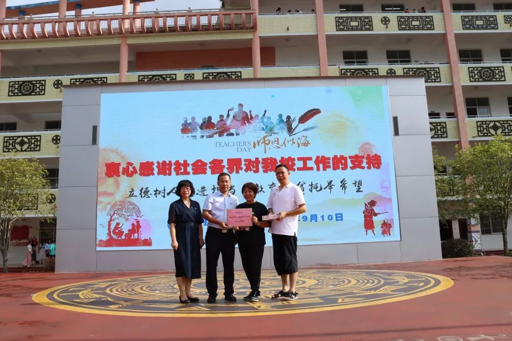 南丹縣人民醫(yī)院黨政領(lǐng)導(dǎo)班子 情系一線教師