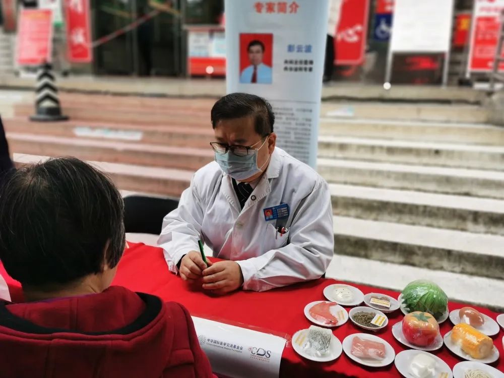 南丹縣人民醫(yī)院開展“聯(lián)合國糖尿病日暨藍(lán)光行動(dòng)”義診活動(dòng)