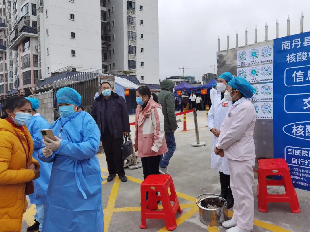 勇毅前行——南丹縣人民醫(yī)院緊急搭建臨時核酸檢測點為健康返崗復(fù)工護航！