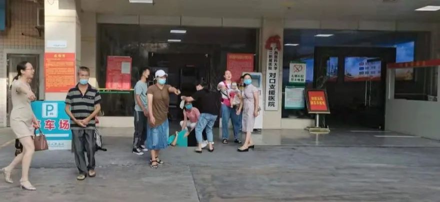 驚險(xiǎn)！南丹一孕婦在醫(yī)院住院部門前臨產(chǎn)醫(yī)護(hù)人員緊急協(xié)助送至產(chǎn)房